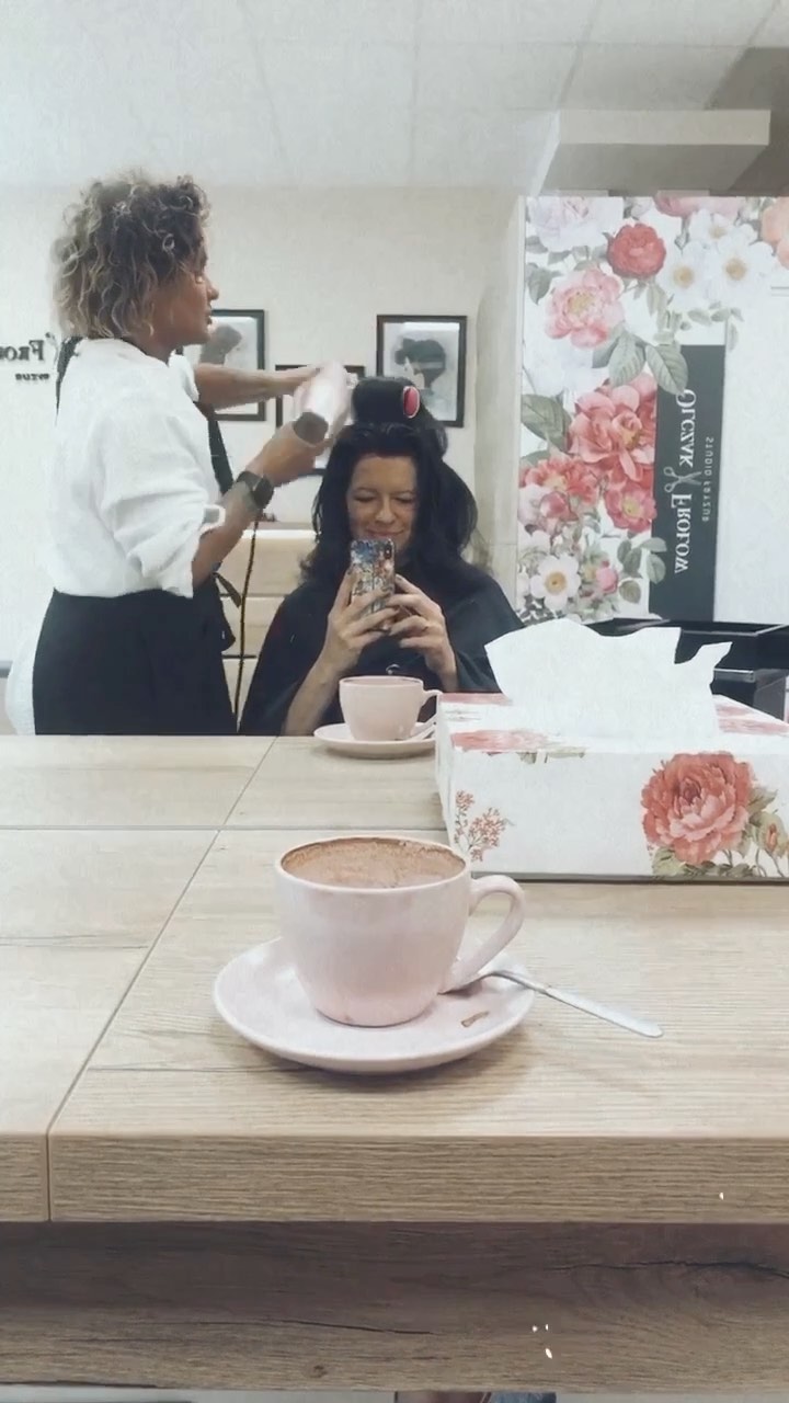 Jest taki dzień w życiu kobiety, że bardzo tego potrzebuje.
Albo musi 😉

Uwielbiam u Gosi @olczakg 
#staranowaja #detoks #relaks #timeforcoffee #coffeetime #zmianafryzury #ufryzjera #kobietylubiąbrąz #lubieto #dobrostan #czasnarelaks #nowaja #malazmiana #malazmianarobiroznice #hairstyle #hairdresser #esencja #esencjalistka