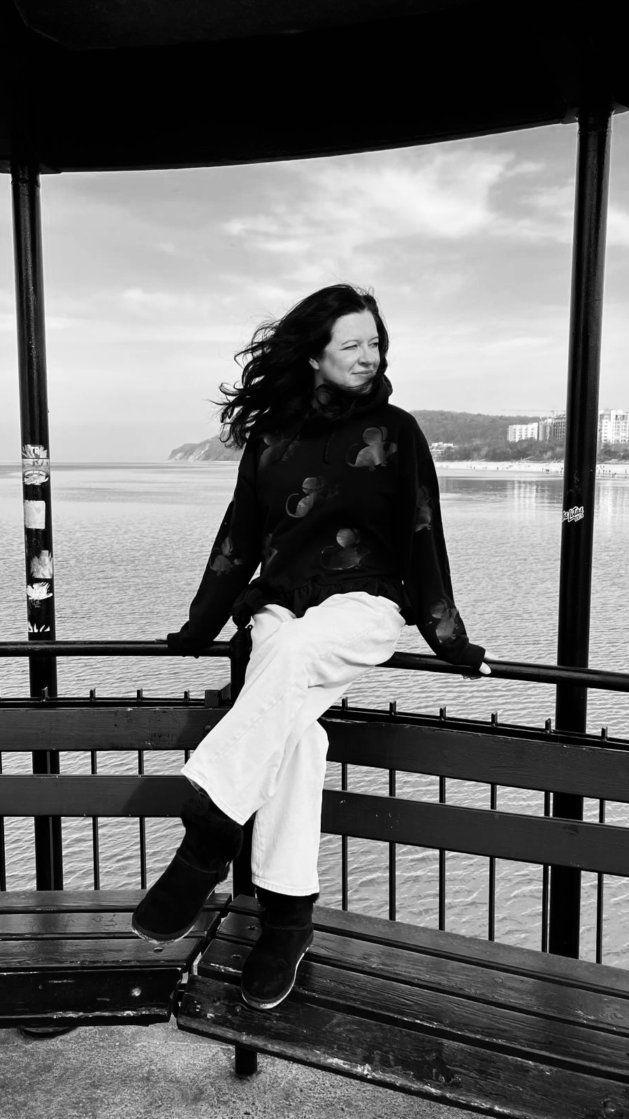 Zaprosił mnie na kawę.Nad morze.800 km w jeden dzień.Spontanicznie.Cudownie było pooddychać Bałtykiem choćby przez te kilka godzin ￼i zobaczyć Szczecin, w którym nigdy nie byłam.Międzyzdroje, niedziela, 8 marca 20268 marca • Dzień Kobiet • spontan • niespodzianka • Bałtyk • Międzyzdroje • Szczecin • małżeństwo • partnerstwo • szaleństwo