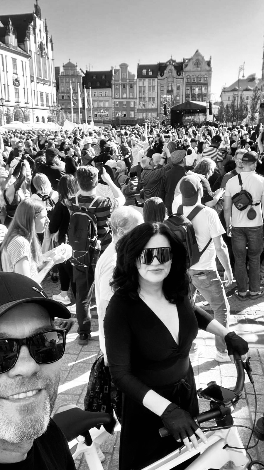 Jak na Wrocławiankę przystało, dziś przyłączyłam się do corocznego Gitarowego Rekordu Guinnessa.Atmosfera w Rynku 🎶 🎸Tysiące ludzi, tysiące gitar (7649) i jedna wspólna melodia – „Hey Joe” (👀👉🏻 relacje)#wroclaw #wroclove #recordguinness #heyjoe